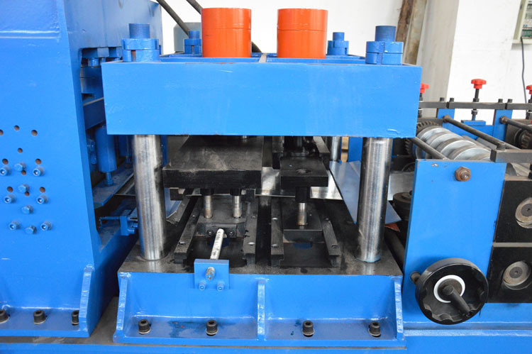 Automatic Adjustment CZ Purlin Roll Forming Machine With Hole , Chain Drive Pre Cutting