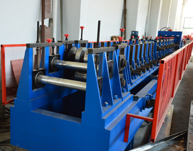 Automatic Adjustment CZ Purlin Roll Forming Machine With Hole , Chain Drive Pre Cutting