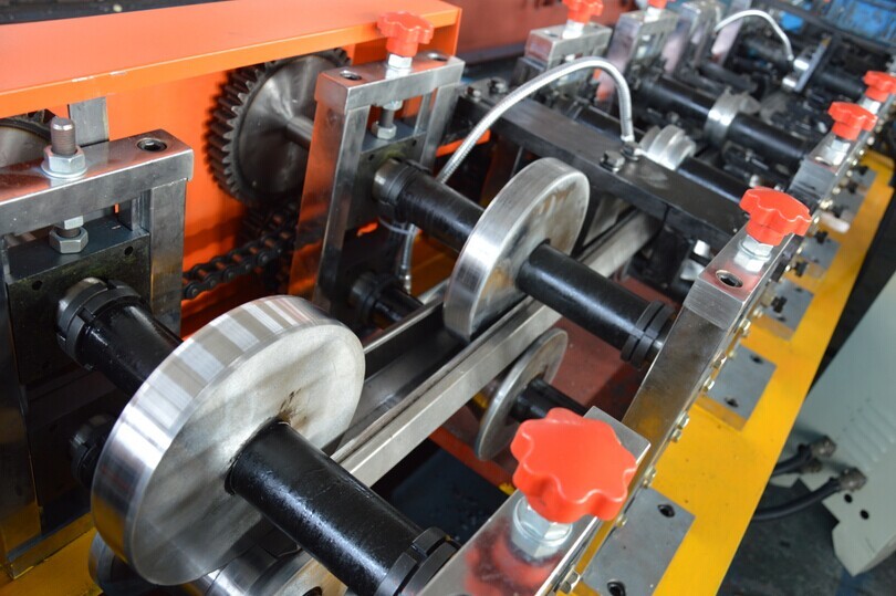 0.7-1.2mm Durable Galvanized Steel Cold Roll Forming Machine 12 stations Single Chain